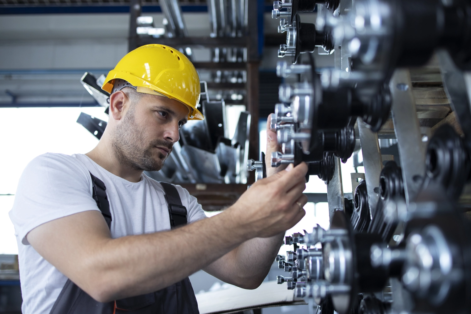 Dujo Service - Gabelstapler reparatur wartung -Mann repariert Industriemaschine
